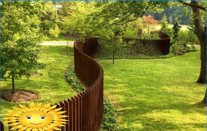 How to make a beautiful and functional fence on your site. 15 ideas