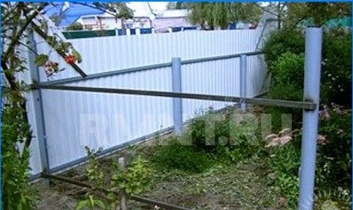 How to make a fence from corrugated board