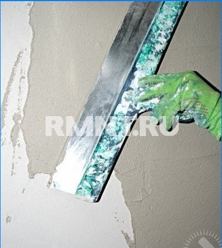Putty the wall with a metal trowel