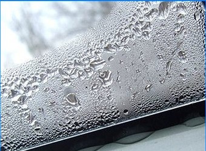 How to reduce moisture condensation on plastic windows