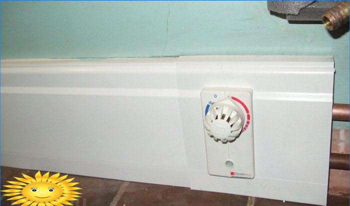 Plinth radiator with thermostat