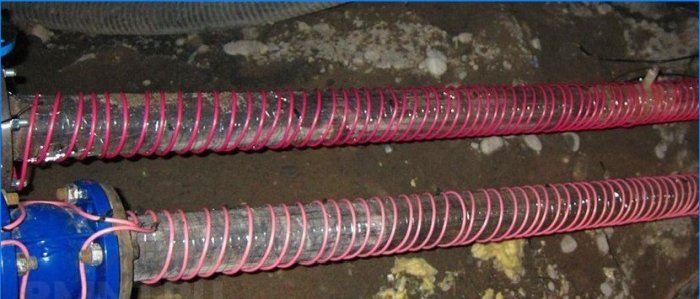 Self-regulating heating cable for pipes