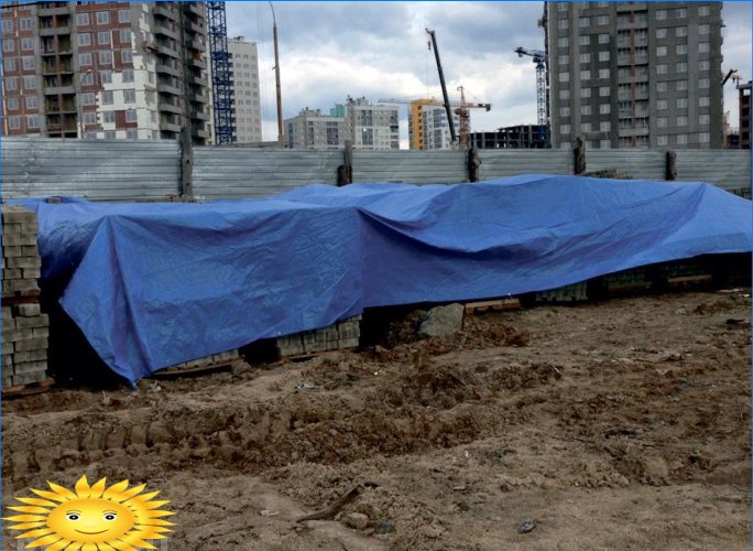 Tarpaulin: features and application of the covering material