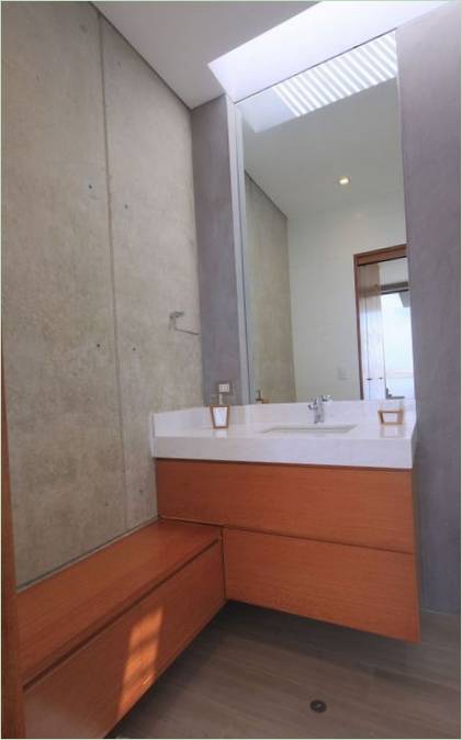 Washbasin and big mirror