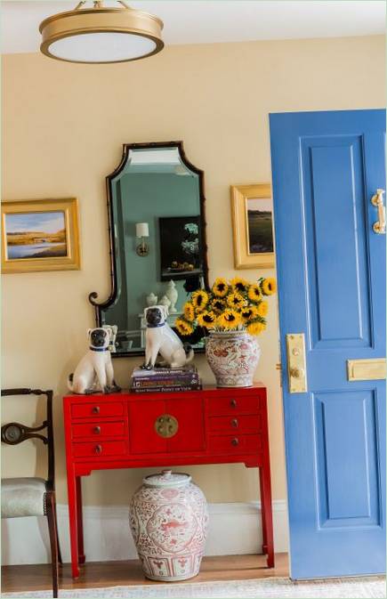 Bright accents in the interior of the hallway