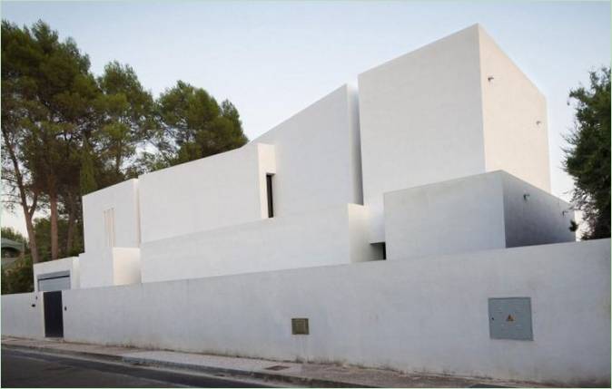 Design of the snow-white Avilés-Ramos residence in Spain