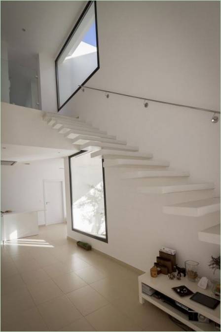 Interior of the snow-white Avilés-Ramos residence in Spain