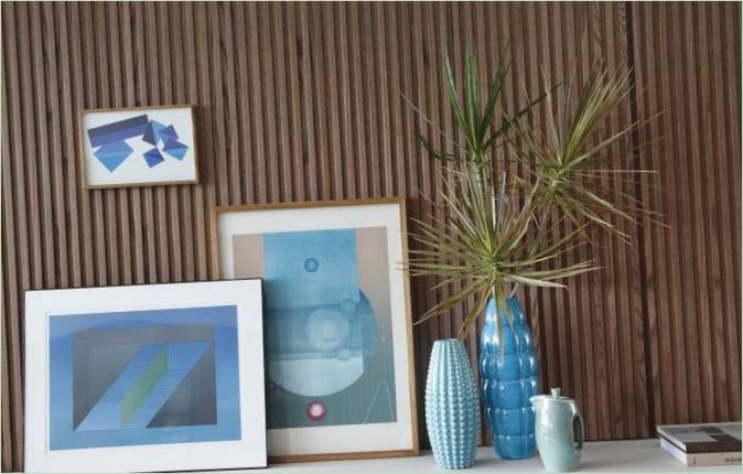 Paintings and vases in the living room in shades of beige and blue