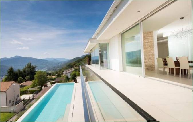 The transparent balcony parapet above the pool at Villa Fillip Architekten