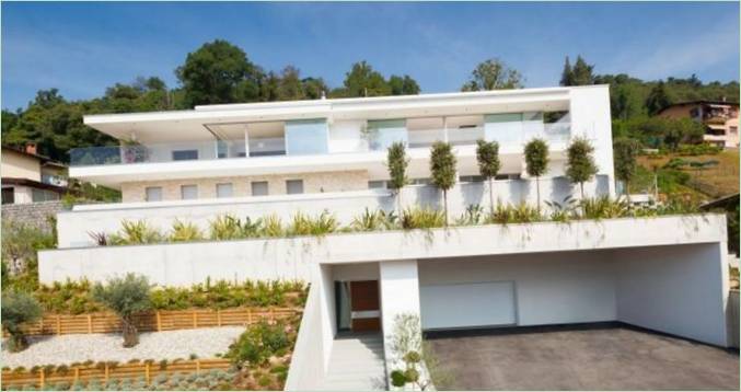 White-washed exterior and landscape design of a Fillip Architekten villa