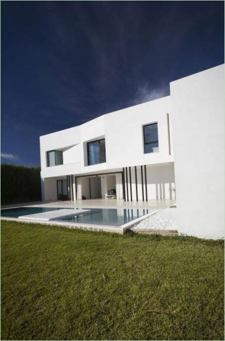 The design of the Avilés-Ramos whitewashed residence in Spain