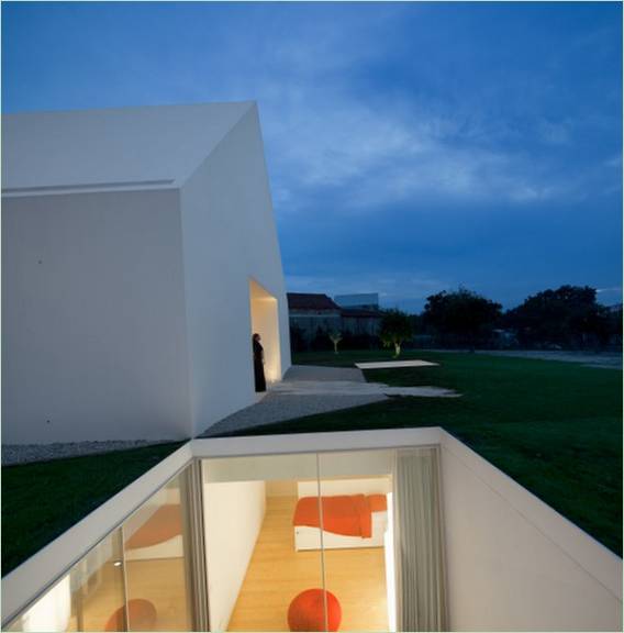 White building in Portugal by Manuel Aires Mateus