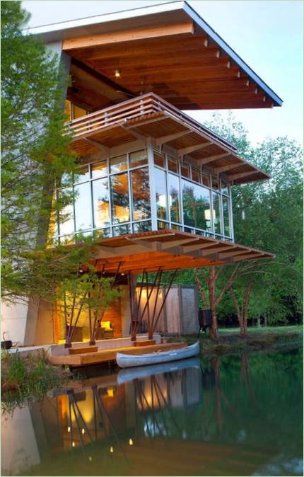 American home: cottage with pond in Louisiana