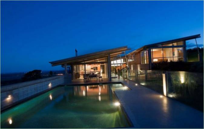 The swimming pool of the luxurious Foothills House in New Zealand