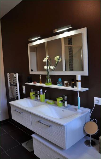 Bathroom with apple green accessories