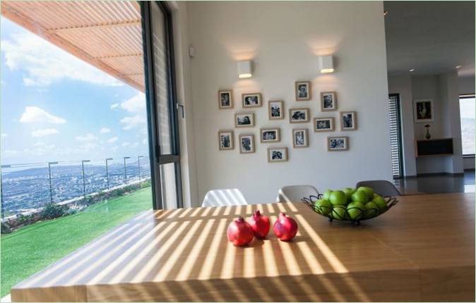 Decorate the walls of the dining room with photos