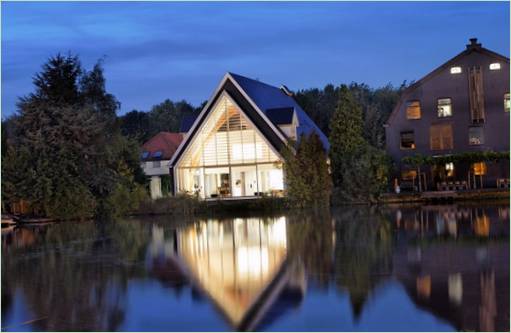 Elegant residence by Ruud Visser by the lake in the evening