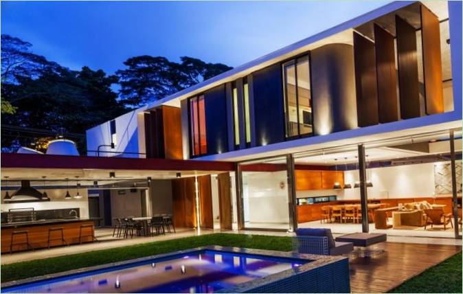 The exterior of Planalto House in Brazil at night