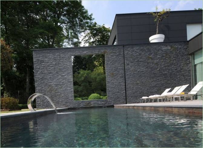 Residence pool with fountain