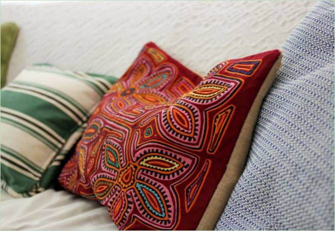 Home with a cozy design: brightly embroidered cushions