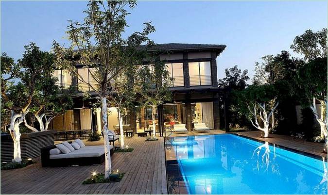 Swimming pool in the yard of a house in Ramat Sharon