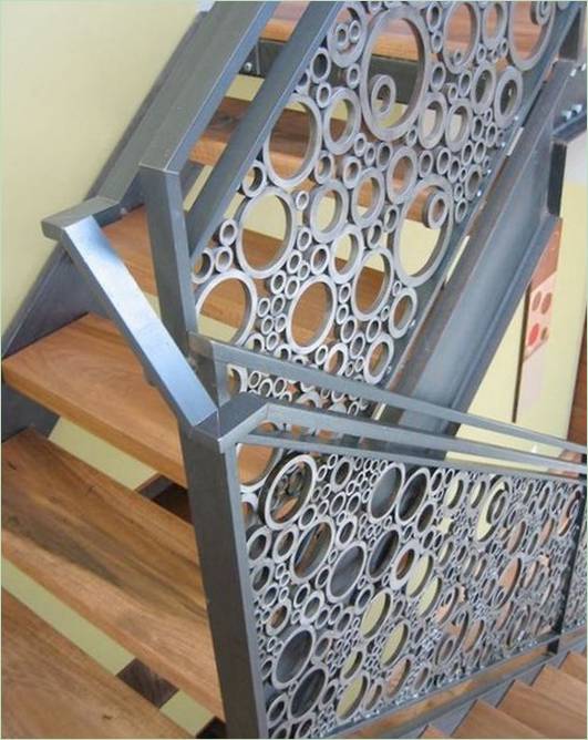 Elegant railing from steel rings