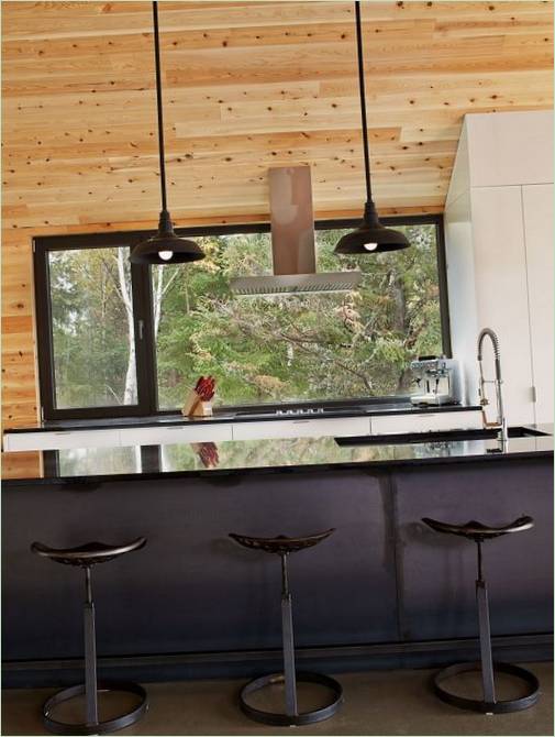 Wooden home design in Quebec: metal high chairs in the kitchen