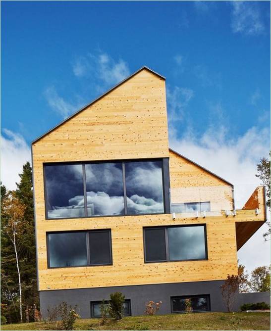 Facade of a wooden house in Quebec
